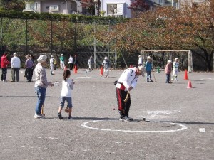 〔スタート位置で→方向のゴールに球を打つ〕