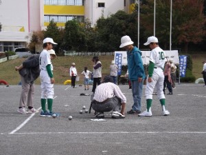 〔全員が投てきを済ませ、どの鉄球が目印に近いかを計測して勝者が決定！〕