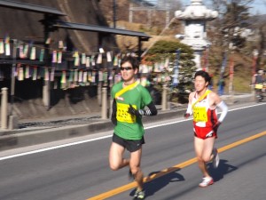 〔滝不動前を通過する武蔵台横手台チームの第6区選手〕